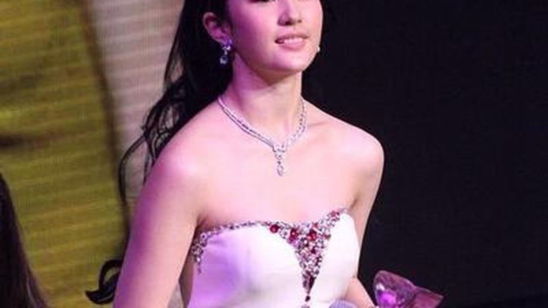 刘亦菲新剧弄堂骑车路透曝光亲力亲为敬业精神获赞